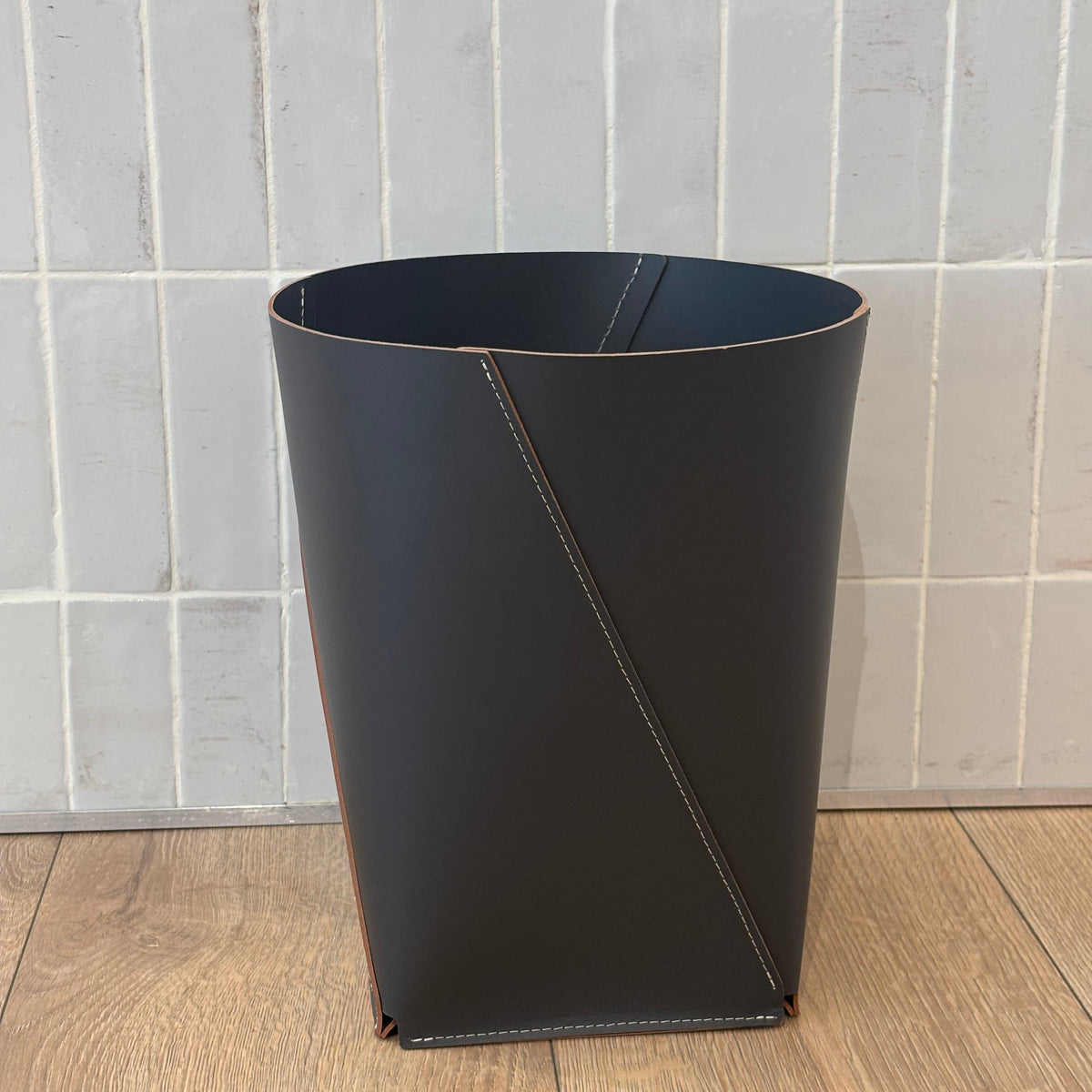 Petite corbeille cuir recyclé sans anse - Vacavaliente